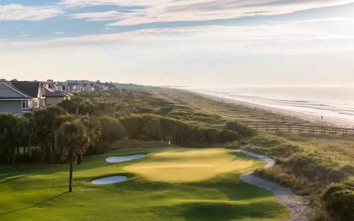 The ocean behind hte green at the Turtle Point golf course at Kiawah Island